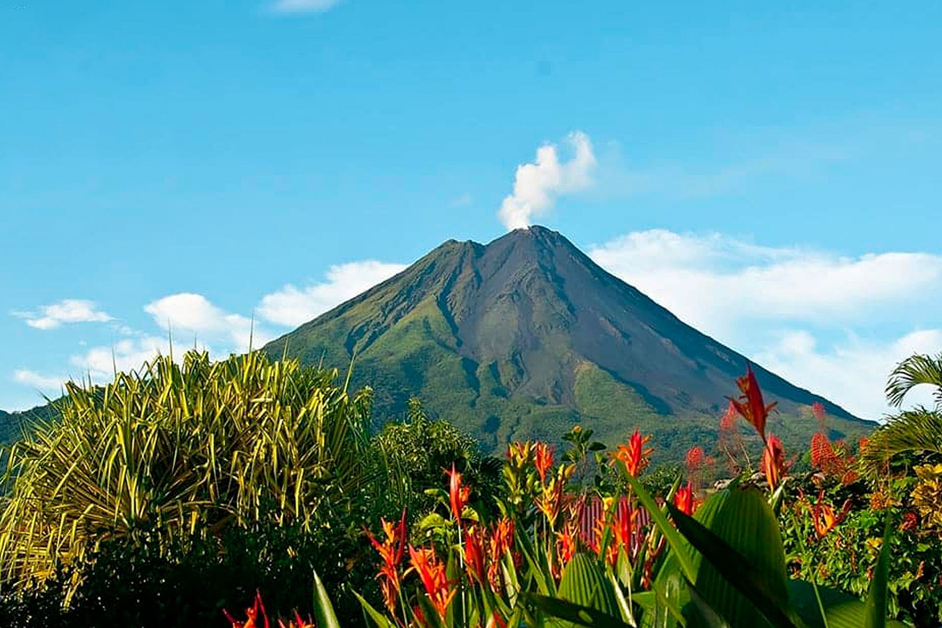 Explore Costa Rica with this 12-nights classic tour