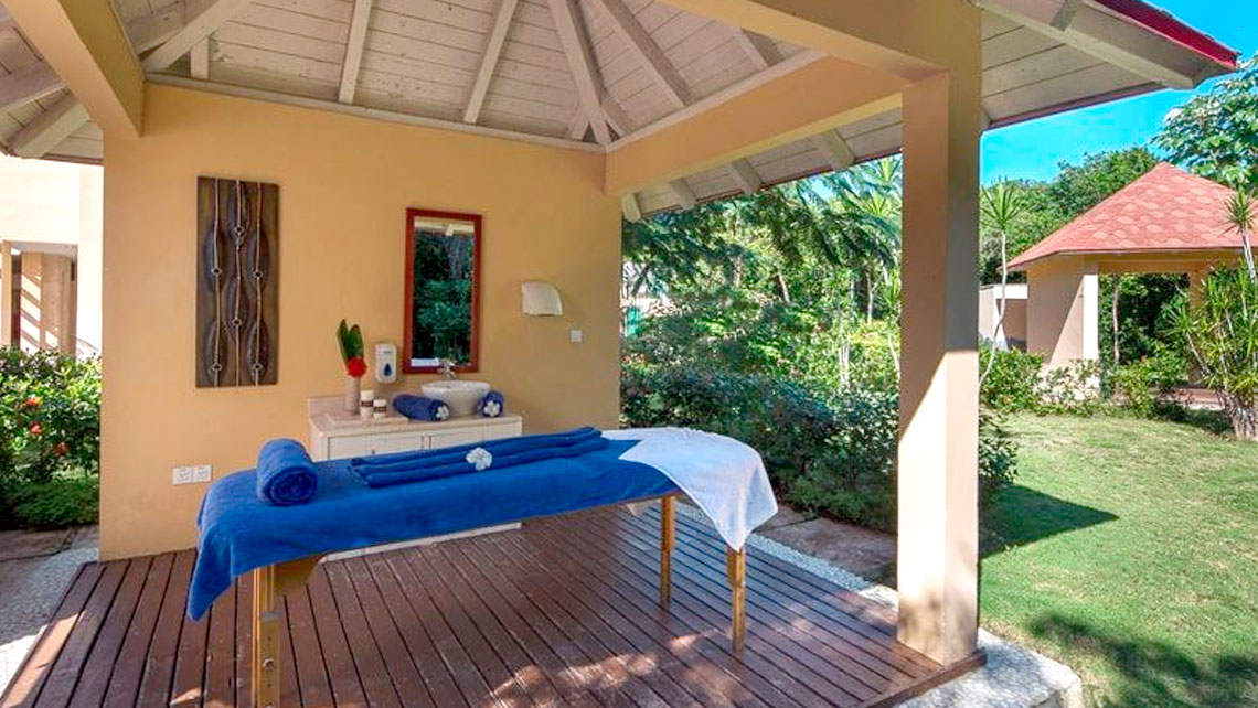 Memories Flamenco Beach Resort